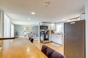 3 Mi to Dtwn: Mystic Getaway w/ Deck & Grill!