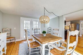 3 Mi to Dtwn: Mystic Getaway w/ Deck & Grill!