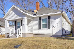 1 Mi to Ocmulgee Mounds: Charming Home w/ Yard!