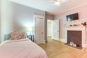 1 Mi to Ocmulgee Mounds: Charming Home w/ Yard!