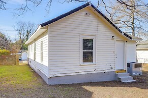 1 Mi to Ocmulgee Mounds: Charming Home w/ Yard!