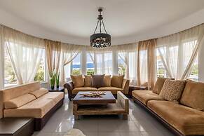 White Cycladic House With Jacuzzi