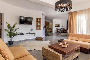 White Cycladic House With Jacuzzi