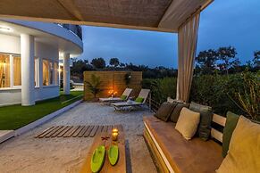 White Cycladic House With Jacuzzi