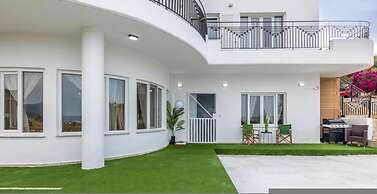 White Cycladic House With Jacuzzi