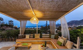 White Cycladic House With Jacuzzi