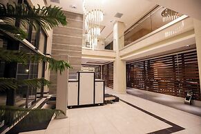 Tripod by Pedestal Hotel