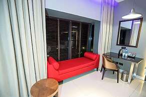 Tripod by Pedestal Hotel