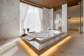 Beachfront Luxury Villa: Your Private Paradise