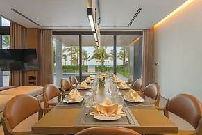 Beachfront Luxury Villa: Your Private Paradise