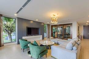 Luxe 6BR Beachfront Villa: Group Getaway Haven