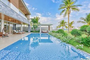 Luxe 6BR Beachfront Villa: Group Getaway Haven