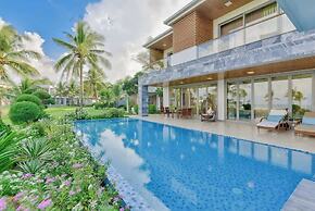 Luxe 6BR Beachfront Villa: Group Getaway Haven