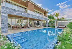 Luxe 6BR Beachfront Villa: Group Getaway Haven
