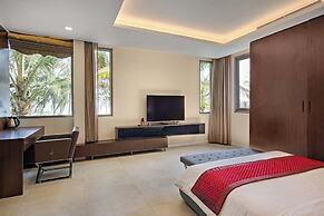 Luxe 6BR Beachfront Villa: Group Getaway Haven