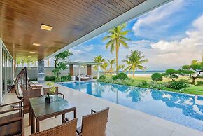 Luxe 6BR Beachfront Villa: Group Getaway Haven