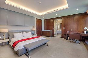 Luxe 6BR Beachfront Villa: Group Getaway Haven