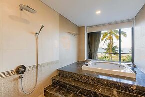 Luxe 6BR Beachfront Villa: Group Getaway Haven