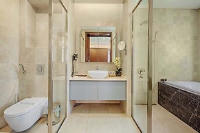 Luxe 6BR Beachfront Villa: Group Getaway Haven