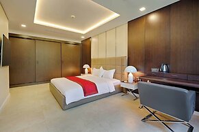 Luxe 6BR Beachfront Villa: Group Getaway Haven