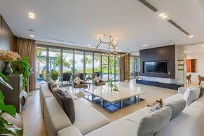 Luxe 6BR Beachfront Villa: Group Getaway Haven