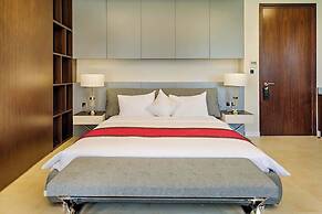 Luxe 6BR Beachfront Villa: Group Getaway Haven