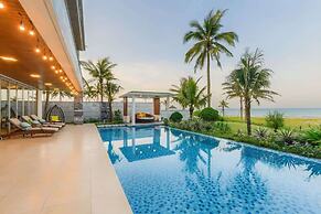 Luxe 6BR Beachfront Villa: Group Getaway Haven