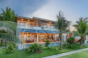 Luxe 6BR Beachfront Villa: Group Getaway Haven