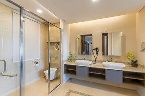 Luxe 6BR Beachfront Villa: Group Getaway Haven