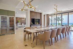 Luxe 6BR Beachfront Villa: Group Getaway Haven