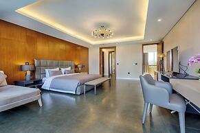 Oceanfront Elegance: 7-br Villa in Luxury Resort