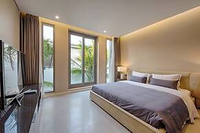 Oceanfront Elegance: 7-br Villa in Luxury Resort