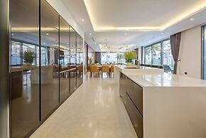 Oceanfront Elegance: 7-br Villa in Luxury Resort