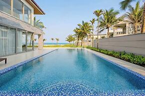 Oceanfront Elegance: 7-br Villa in Luxury Resort