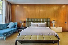 Oceanfront Elegance: 7-br Villa in Luxury Resort