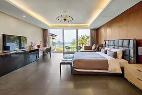 Oceanfront Elegance: 7-br Villa in Luxury Resort