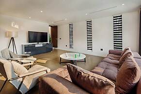 Oceanfront Elegance: 7-br Villa in Luxury Resort