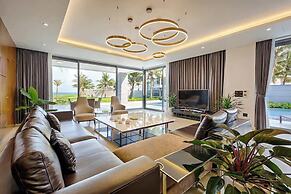 Oceanfront Elegance: 7-br Villa in Luxury Resort