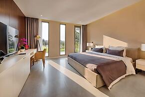 Oceanfront Elegance: 7-br Villa in Luxury Resort