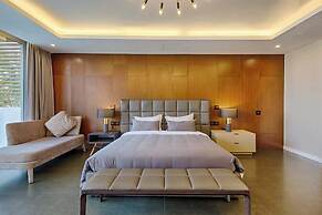 Oceanfront Elegance: 7-br Villa in Luxury Resort