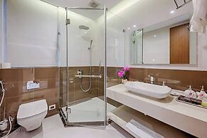 Oceanfront Elegance: 7-br Villa in Luxury Resort