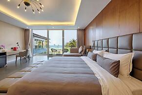 Oceanfront Elegance: 7-br Villa in Luxury Resort