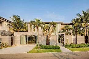 Oceanfront Elegance: 7-br Villa in Luxury Resort