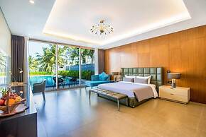 Oceanfront Elegance: 7-br Villa in Luxury Resort