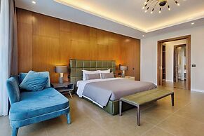 Oceanfront Elegance: 7-br Villa in Luxury Resort