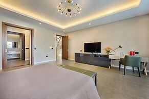 Oceanfront Elegance: 7-br Villa in Luxury Resort