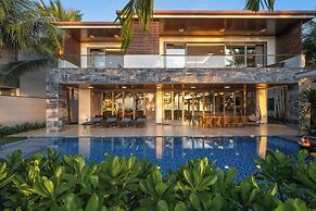 8BR Beachfront Eden: Luxury Events & Getaways