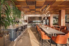 8BR Beachfront Eden: Luxury Events & Getaways