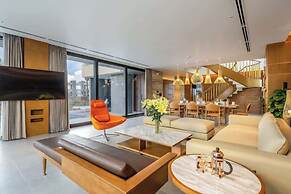 5BR Luxury Villa: Elite Services & Privacy