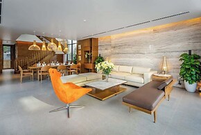 5BR Luxury Villa: Elite Services & Privacy